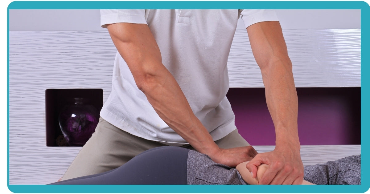 Osteopata a tratar as costas de um paciente numa consulta de osteopatia na Ortovitalis, em Vila do Conde
