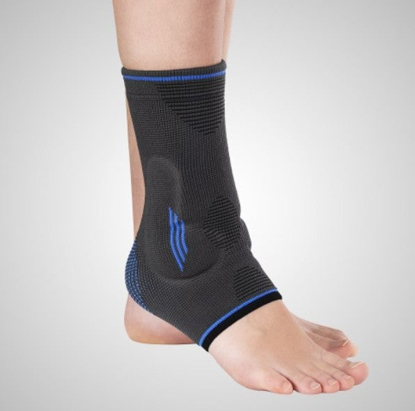 Apoio do tornozelo com almofadas
laterais, com cinta elástica e ajuste de velcro.
Suporte para articulação do tornozelo.
Estimula a propriocepção. As almofadas
viscoelásticas de compressão distribuem a
compressão e realizam um efeito de massagem.Órtese de tornozelo feita de tecido elástico respirável. Incorpora almofadas media-laterais feitas de material viscoelástico. Tecido leve nas áreas de flexão e extensão da articulação. Bilateral COMPONENTES Tecido de malha: Poliamida: 70%. Elastano: 30% Tecido inter