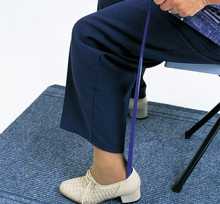 Calçadeira ergonómica com cabo comprido para ajudar a calçar os sapatos sem se curvar. Para o calcanhar