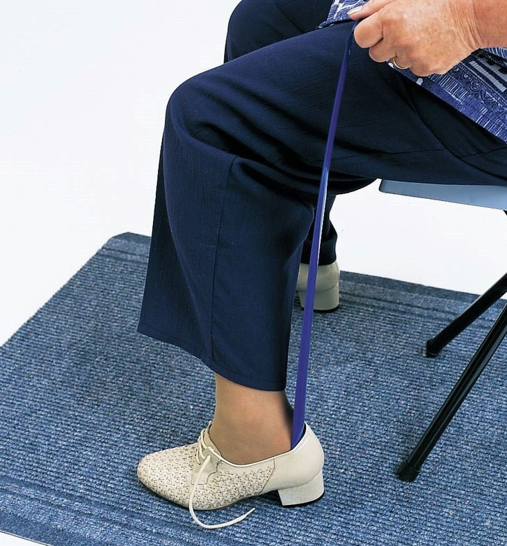 Calçadeira ergonómica com cabo comprido para ajudar a calçar os sapatos sem se curvar. Para o calcanhar