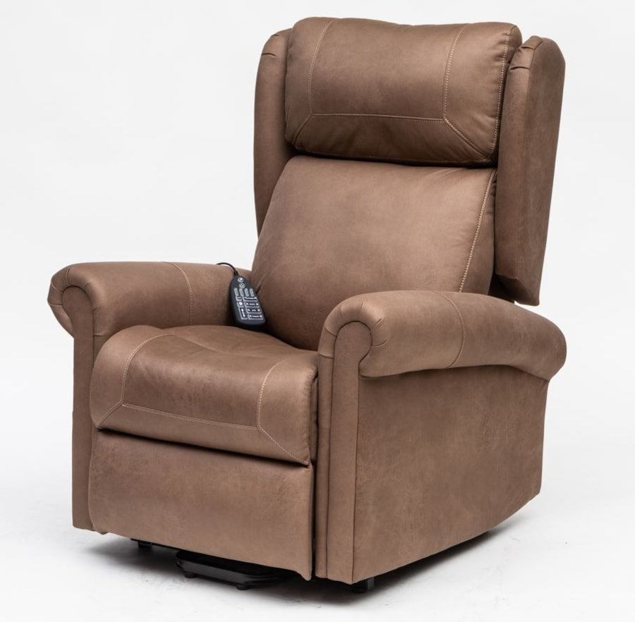 Sofá elétrico reclinável e elevatório Evoluxion Evosofy EV2003P, vista frontal em tom castanho claro, para descanso de idosos e pessoas com mobilidade reduzida.