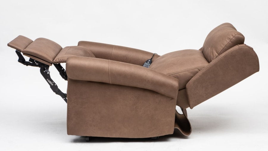 Sofá elétrico Evoluxion Evosofy EV2003P totalmente reclinado, com apoio de pés elevado, ideal para o descanso de idosos.
