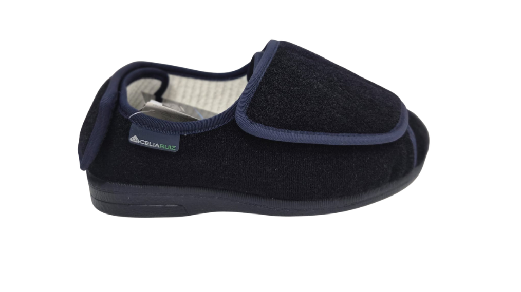 é um calçado terapêutico de conforto superior, desenhado especialmente para pés extremamente delicados, ligados ou com grande perda de mobilidade. Fabricado num tecido suave de alta qualidade e na cor azul-marinho, o seu grande diferencial é o sistema de abertura total (à frente e atrás). Isto permite que o sapato se abra por completo, tornando o ato de calçar totalmente simples e sem qualquer dor. Ideal para cadeirantes, pessoas idosas e pessoas com mobilidade.